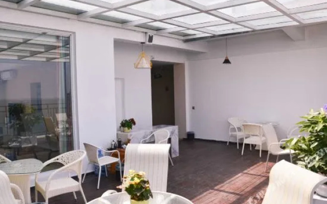 Linghai Holiday Hotel