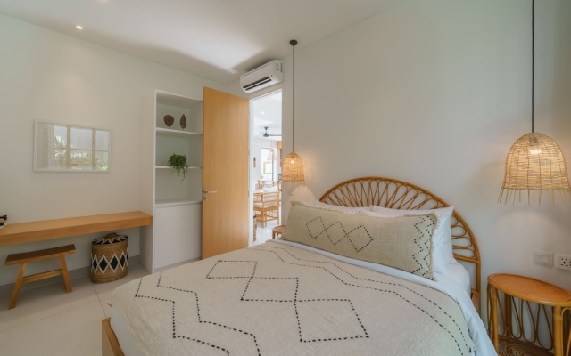 Puri Senang - Modern 4BR Pool Villa · Central Berawa · 6 min to Beach & Finns – Guest Rooms – Tibubeneng