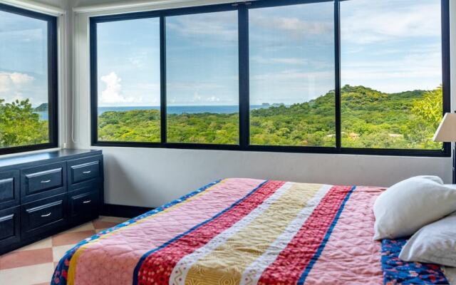 Huge, Breathtaking Hillside Home With Private Pool and Sweeping Views - фото 5