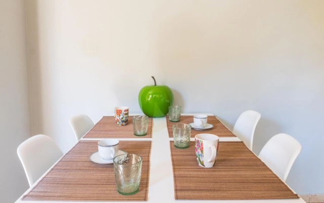 Bright 2bd apt, garden view & parking - Glyfada