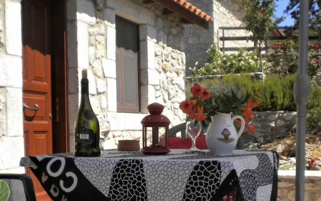 Cosy Holiday Home With Garden in Leonidio