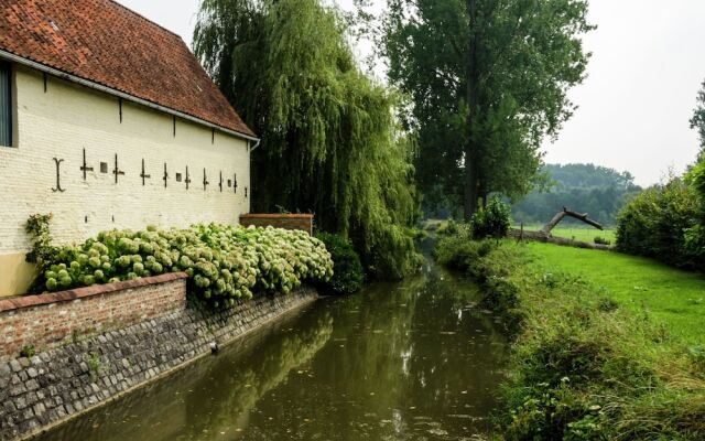 Elegant Farmhouse in Michelbeke - Brakel With Terrace, Garden