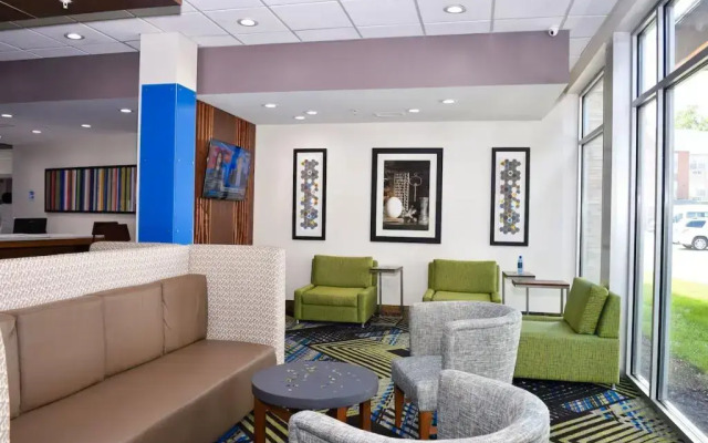 Holiday Inn Express & Suites Bensenville - O'Hare by IHG