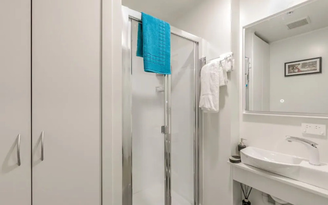 A Comfy Spot Adjacent to Sky Tower 12C