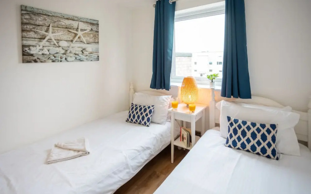 Stunning 2 bed Seaside Apartment With Sea Views
