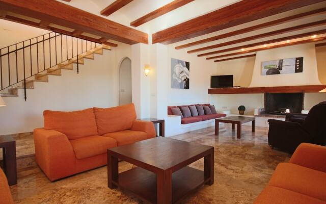 Private 4-bedroom Villa w/ Pool, Summer Kitchen & Expansive Living Space