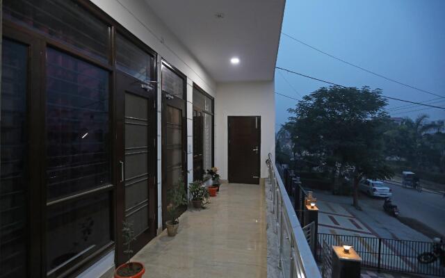 OYO 10888 Aastha Residency