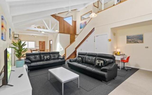 Black Dolphin Waterfront Townhouse - Bay Views