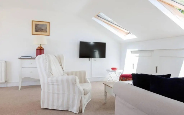 Spacious 3 bedroom flat with terrace