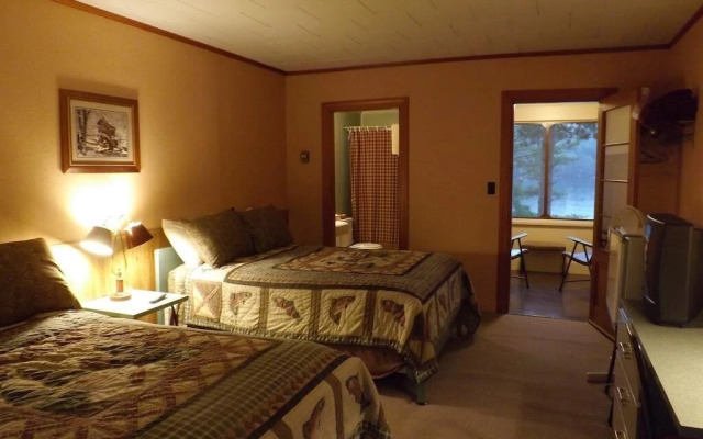 Boulders Lakefront Motel