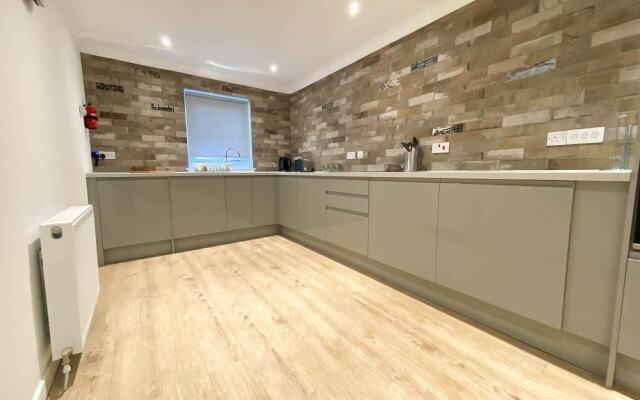 Large Modern 3 Bedroom Apt With Free Parking