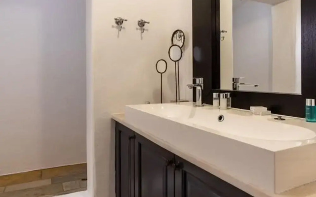 Stunning Villa Surrounded by Lush Greenery