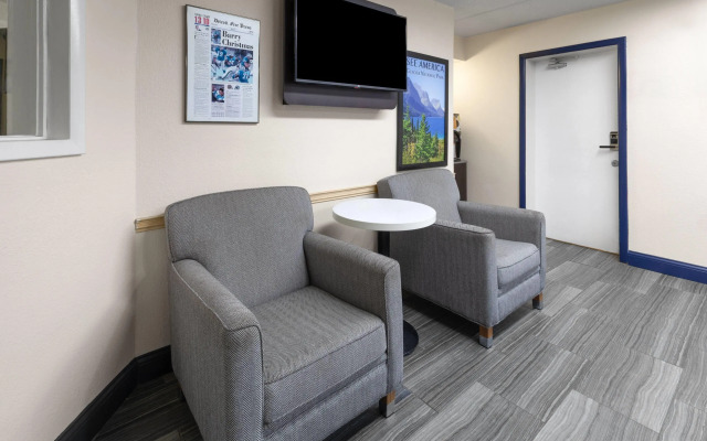 Travelodge by Wyndham Madison Heights MI