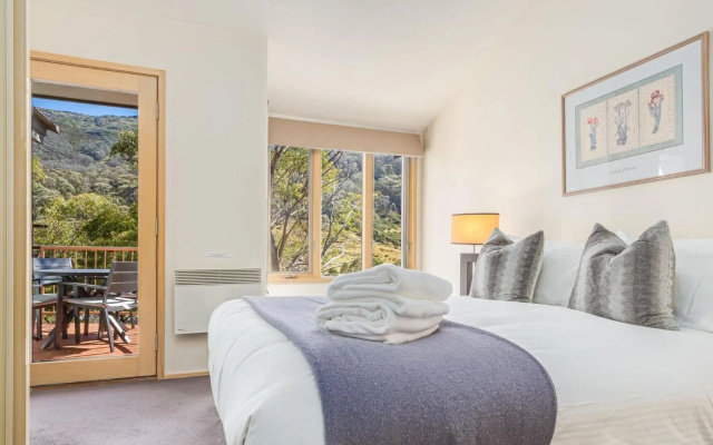 Lhotsky 3 Bedroom and loft with fireplace mountain views and 2 car spaces – Guest Rooms – Thredbo