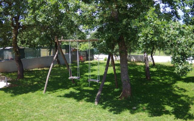 Detached House at Country Side, Fenced Private Garden Ideal for 2 Fam, Wifi