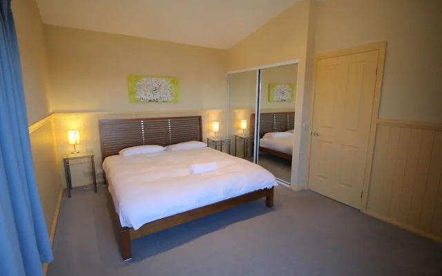 Torino 3 - Lake Jindabyne & Snowy Mountain Views