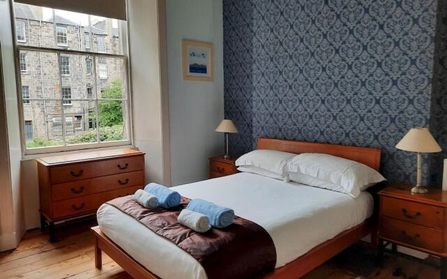 297 Charming Spacious 2 Bedroom Apartment in the Centre of Edinburgh s Old Town