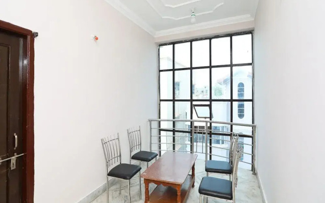 OYO 14988 Regal Stays