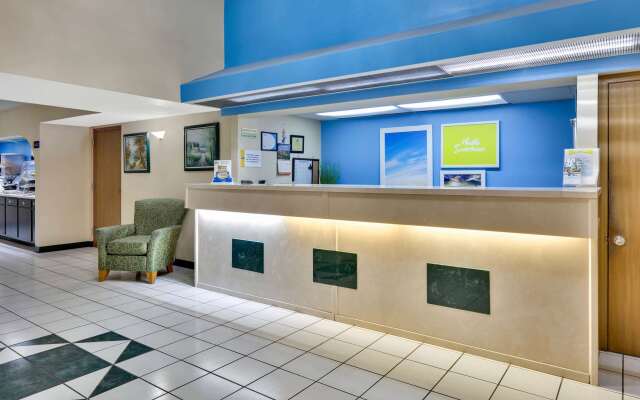 Days Inn & Suites by Wyndham Bentonville