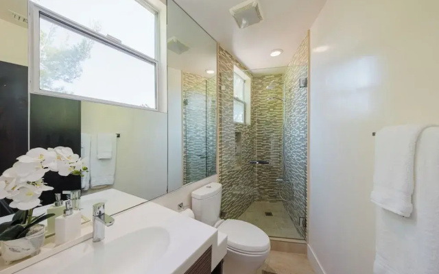 Zen Estate - Luxurious 5BR Beverly Hills Sanctuary With Pool & Canyon Views