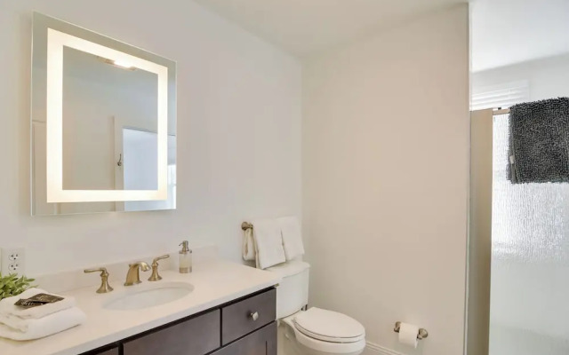 Walk to Bowen's Wharf: Condo in Dtwn Newport