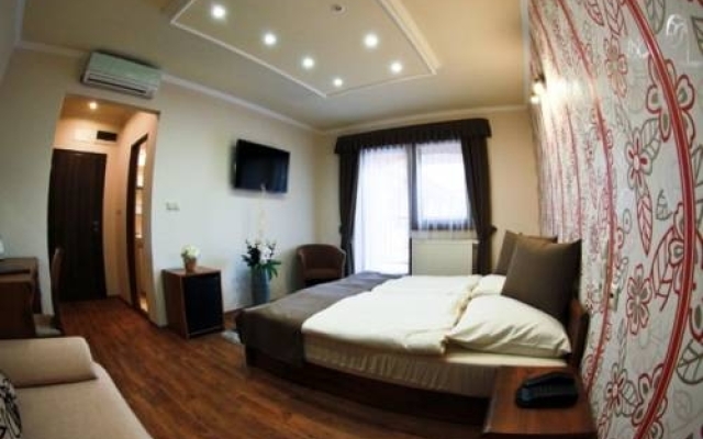 Corvin Pension And Restaurant