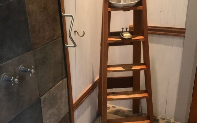 Bluff Hill Lighthouse B&B