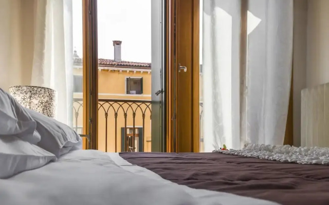 Accademia Charm 4 by Wonderful Italy