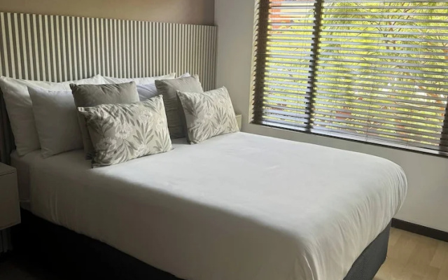 2 Bedroom Apartment Near Monte Casino