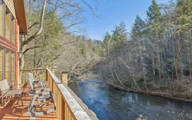 Very Secluded Breathtaking Riverfront Game Room