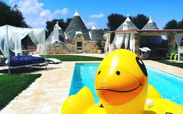 Antico trullo ristrutturato con piscina e giardino