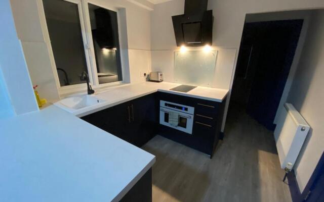 Harewood Lodge - Single and Double Rooms Self Serve Apartment