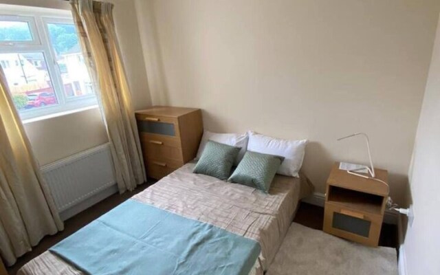 Charming 6-bed House in Reading With Parking