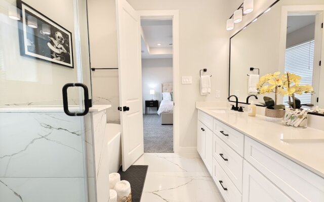 Northside Retreat Chic 3 Bdr, Pet Friendly!