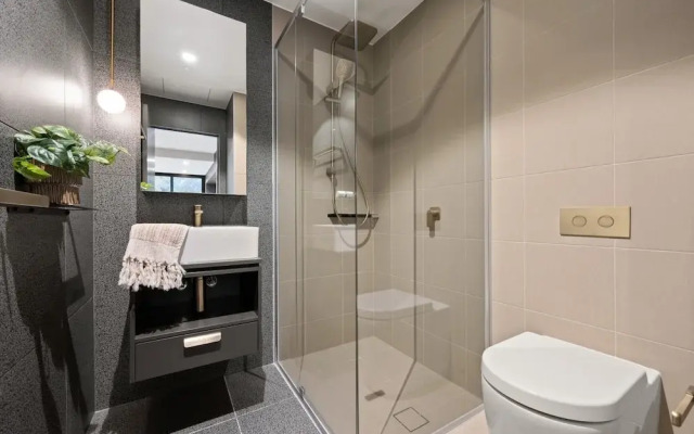 Modern Braddon Studio With Parking