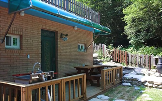 Yangsan Chickweed & Flower Pension