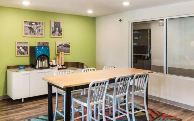 Woodspring Suites Lake Jackson