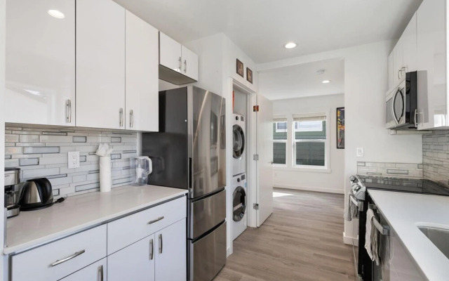 2BR Modern Gem Private Yard by Recreation