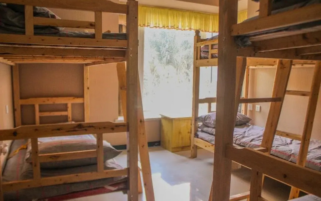 Chongqing Lugang Youth Hostel Longtousi Store