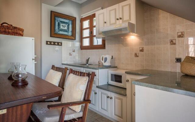 Faros Suites - Adults Only