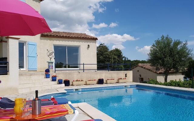 Air-conditioned villa with heated pool, guesthouse and stunning views