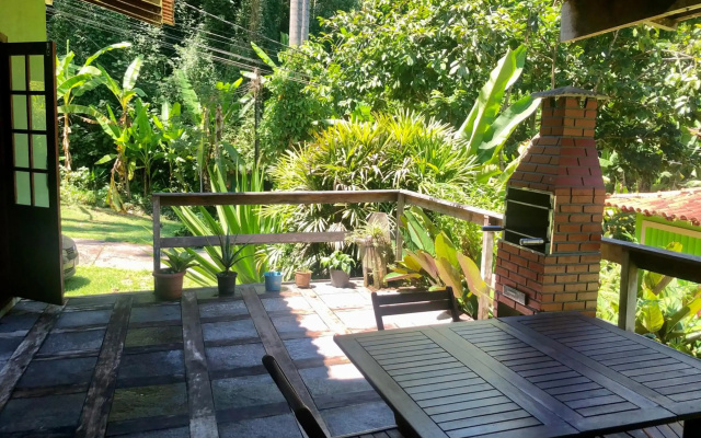 Casa da mata com piscina natural em condomínio