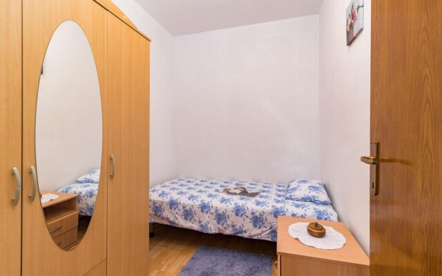Awesome Apartment in Valbandon With 1 Bedrooms and Wifi