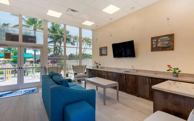 Downtown Hollywood Gardens Inn & Suites