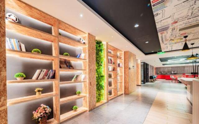 32/5000  Hotel Ibis (wide narrow Alley Central Hotel, Chengdu)