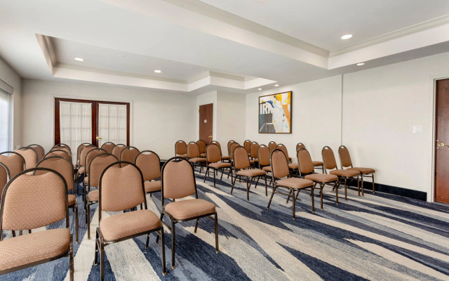 Comfort Suites East Brunswick - South River