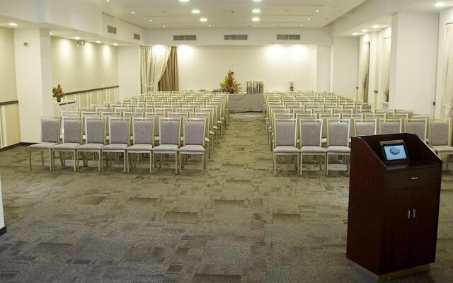 Altamira Village Hotel & Suites