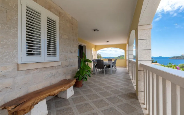 Modern Villa Near the Sea