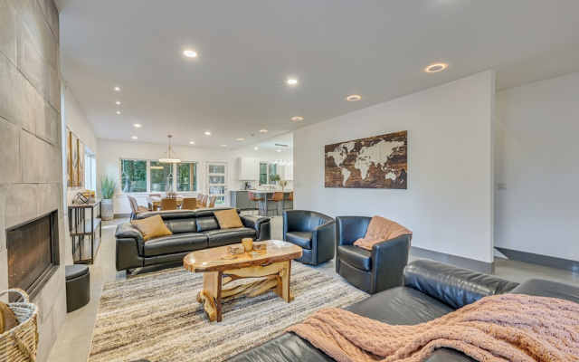Waterfront Patio! Stylish Family Home in Everett