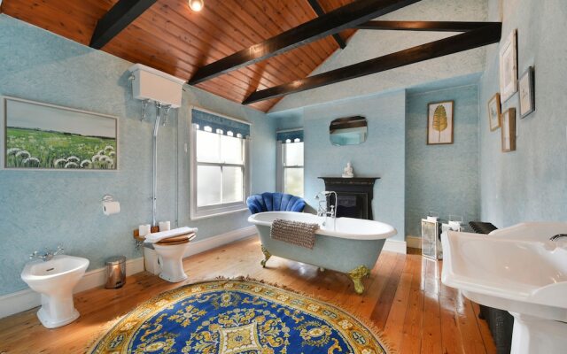 Melrose Lodge 4-bedroom house 1-bed flat